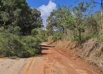 Rodovias na região de Teófilo Otoni estão parcialmente interditadas após forte temporal