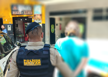 Suspeito de agredir o pai idoso por causa de drogas é preso pela polícia