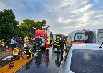 Três pessoas morrem em acidente entre carro e caminhão na BR-116