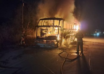 Ônibus que seguia para Teófilo Otoni pega fogo na BR-381