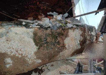 Mulher morre enquanto dormia após ser atingida por coluna em desabamento