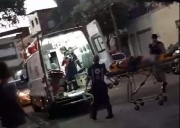 Adolescente é baleado nas costas e socorrido por moradora