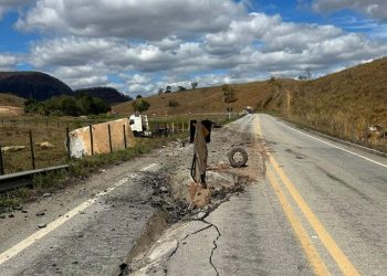 Caminhão tomba e bloco de granito cai na BR-259