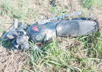 PM socorre homem ferido em acidente de moto na BR-259 após suposta condutora do veículo desaparecer