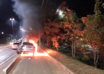 Motorista perde o controle da direção e carro pega fogo na BR-116