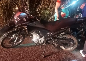 Motorista fica inconsciente após tentar se desviar de ciclista que estava no meio da BR-259