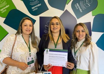 Professora de educação financeira da rede pública de Valadares recebe prêmio em Brasília