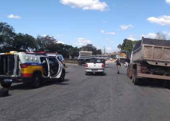 Polícia Militar Rodoviária recupera na BR-259 caminhão furtado em Ipatinga