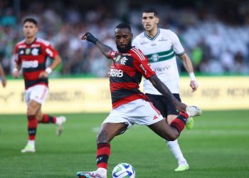 Com gol de Gerson no fim, Flamengo supera Coritiba