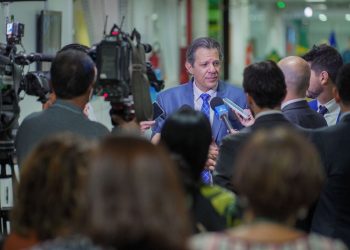 Taxa de juros do cartão de crédito vai ‘cair muito’, diz Haddad