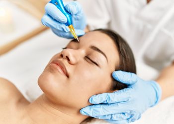 Salão de Valadares deve indenizar consumidora em R$ 5.000 por falha em micropigmentação