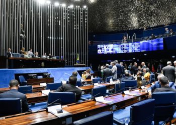 Senado aprova MP que aumenta salário mínimo e amplia isenção do IR