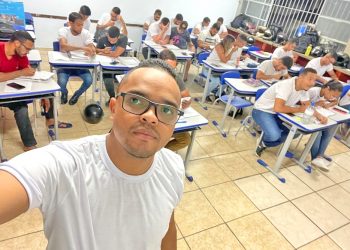 Militar comanda projeto de ensino que ajuda jovens da periferia