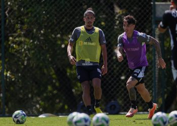 Lemos elogia concorrência na zaga e fala sobre permanência no Atlético