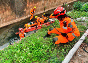 Bombeiros resgatam idoso que caiu em canal no Grã-Duquesa