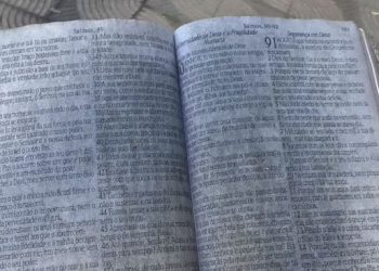 Bíblia é encontrada intacta em loja após incêndio destruir local