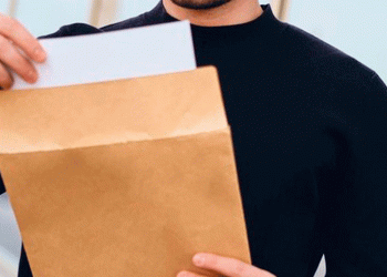 Homem usa dados de funcionário de posto para receber encomenda com cédulas falsas