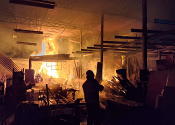 Incêndio destrói marcenaria de móveis