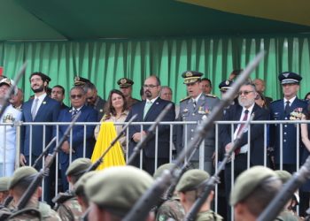 Governador em exercício acompanha desfile de 7 de Setembro