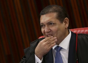 Ministro é criticado por autorizar ausência de depoente em CPMI