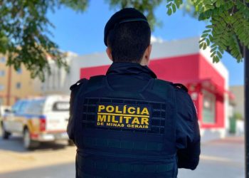 PM prende dupla com drogas e submetralhadora 