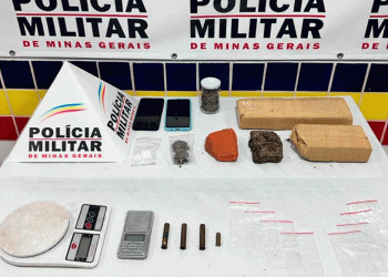 Polícia prende dupla suspeita de vender e guardar drogas dentro de casa 