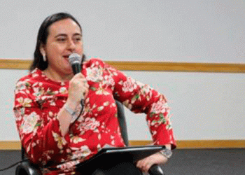 Professora é premiada com artigo sobre liberdade de expressão