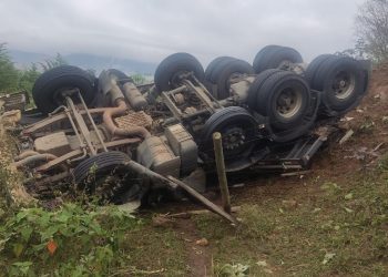 Carreta carregada de granito tomba na BR-259