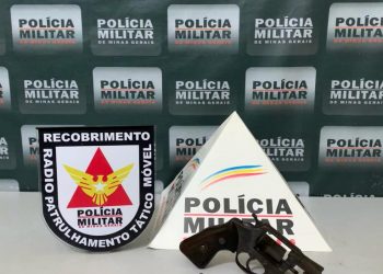 Mulher aciona a polícia para o marido por medo de arma de fogo