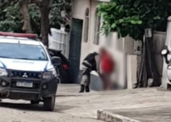 Idoso é baleado no peito em ação criminosa e polícia captura suspeitos