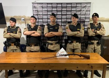 PM prende suspeito de ameaçar a família com arma de fogo
