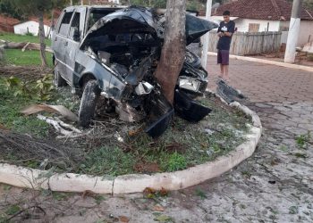 Após grave acidente, casal é salvo de incêndio em veículo