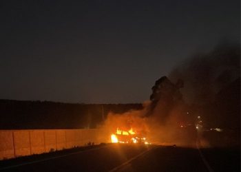 Casal morre após capotamento e veículo fica em chamas na rodovia