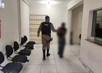 Homem chama socorro após roubar e matar a vítima enforcada