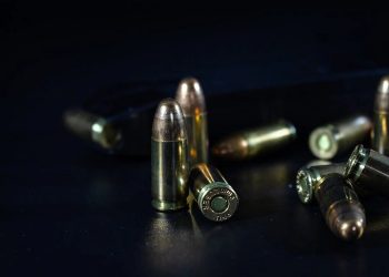 Jovem tenta atropelar policiais para fugir e termina morto