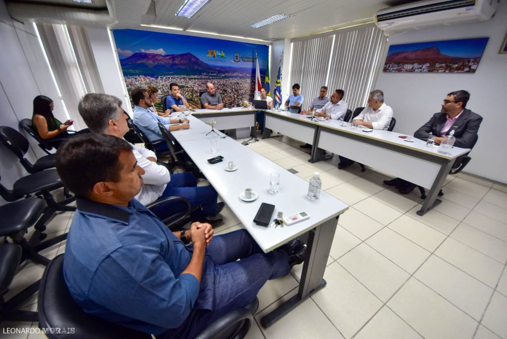 Representantes da empresa reunidos na Prefeitura. FOTO: Leonardo Morais/Secom