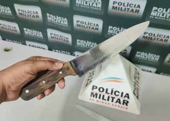 Em porta de escola, adolescente é apreendido armado com faca