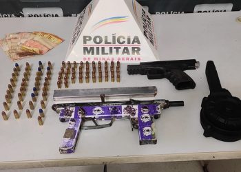 Com os suspeitos a PM encontrou uma submetralhadora caseira, pistola israelense, e munições - FOTO: Divulgação/PM
