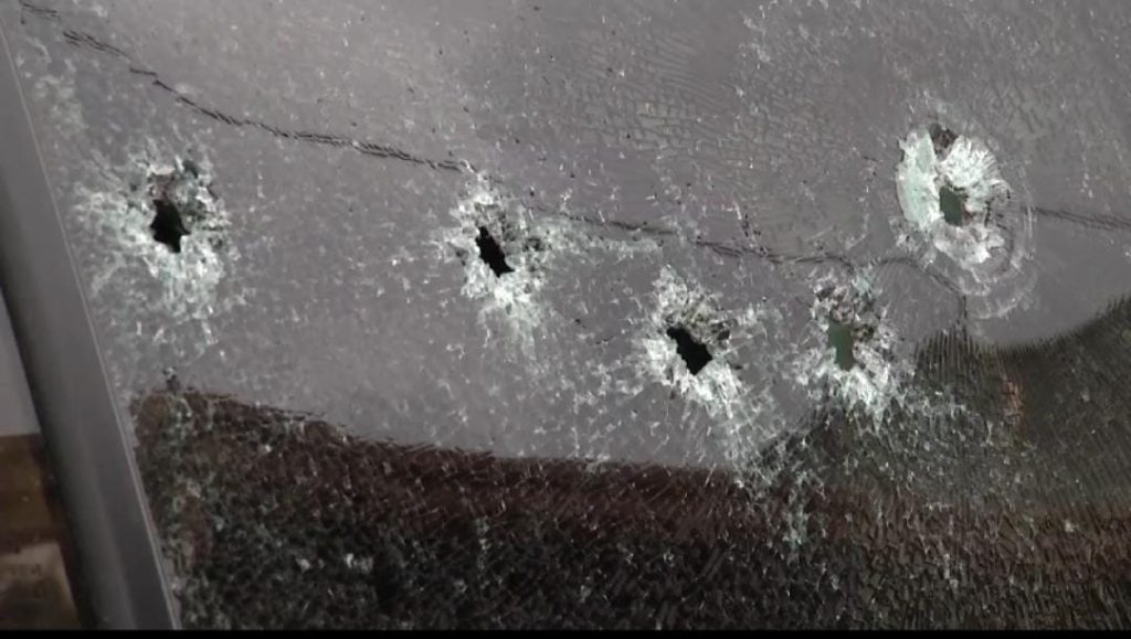 Carro furtado em BH é encontrado em Valadares. O veículo tinha marcas de disparos de arma de fogo - FOTO: Divulgação / Polícia Militar (PM)