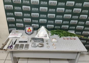 Os militares encontraram as drogas com ajuda de um cão farejador em uma ilha no rio Doce. FOTO: Divulgação / Polícia Militar (PM)