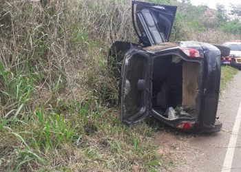 Motorista perde controle e capota veículo na BR-259