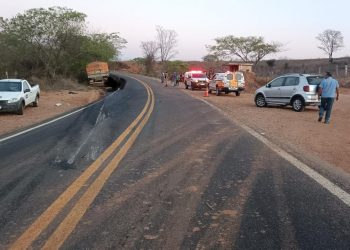 Adolescente morre após moto ser atingida por caminhão