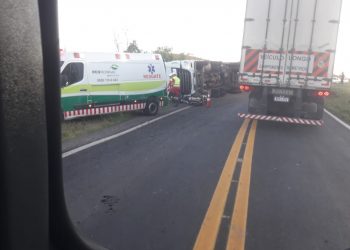 Acidentes com carretas deixam motoristas feridos