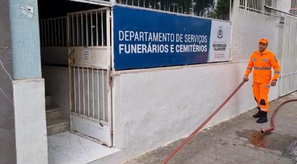 Bombeiros combatem incêndio em Departamento Funerário de GV