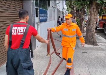 Bombeiros combatem incêndio em Departamento Funerário de GV