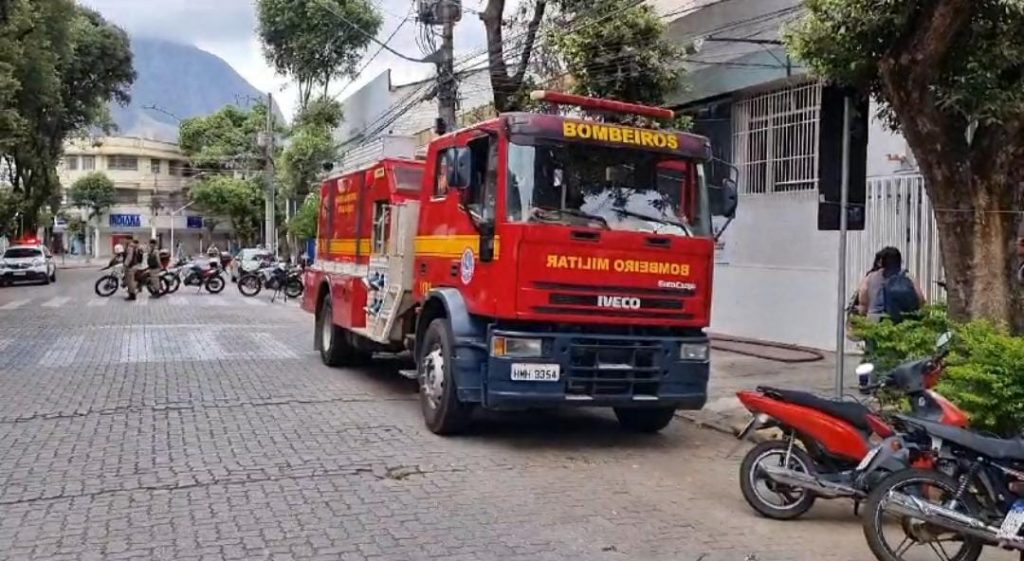 Bombeiros combatem incêndio em Departamento Funerário de GV