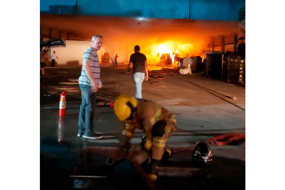 Incêndio destrói parte de depósito de supermercado