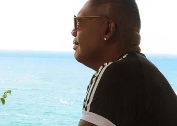 Família de MC Marcinho joga cinzas do cantor em praia de Cabo Frio