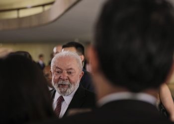 O presidente Luiz Inácio Lula da Silva conversa com jornalistas sobre a cirurgia que irá fazer no quadril na próxima sexta feira (29), após encontro com primeiro-Ministro do Vietnã, Pham Minh Chinh, no Palácio do Itamaraty FOTO: Joédson Alves/Agência Brasil