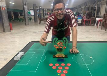 Lui Macedo vence campeonato de futebol de botão